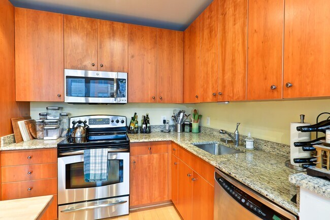 Building Photo - Gorgeous Light Filled 1Br Blocks to King St Metro