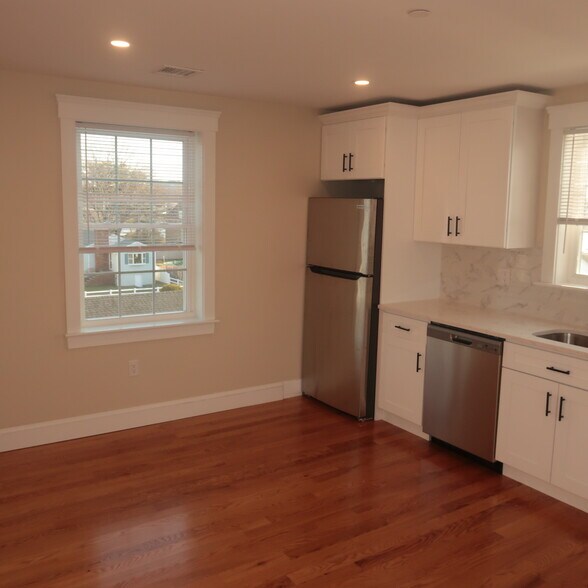 Building Photo - 32 Newhall St