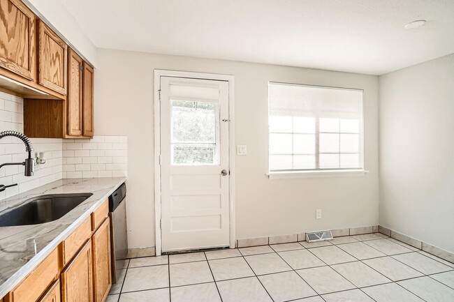 Building Photo - 1213 Miller St