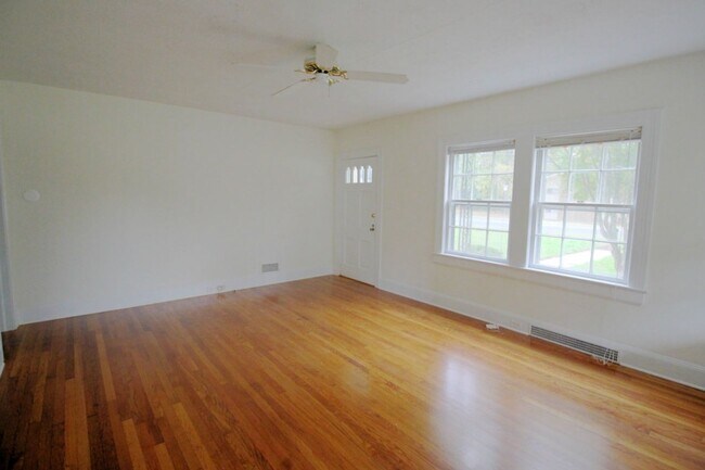 Building Photo - Charming 2 Bedroom Duplex in Lakewood!