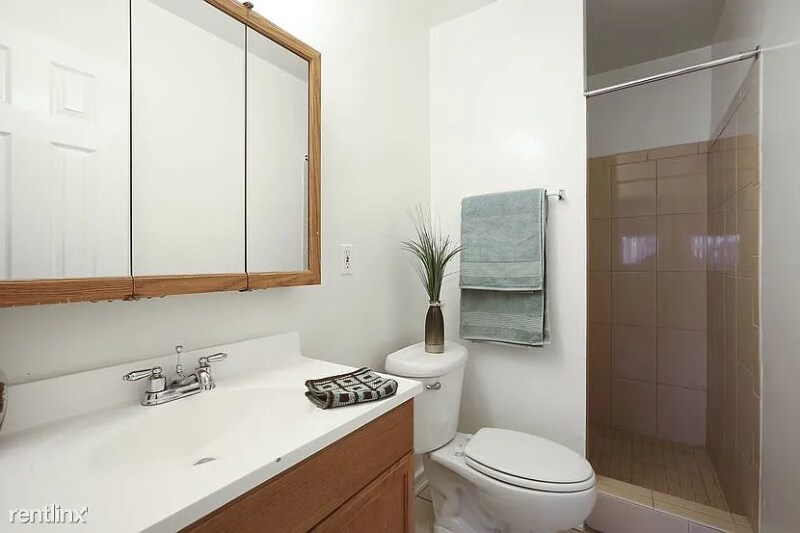 Building Photo - 400 E Live Oak St