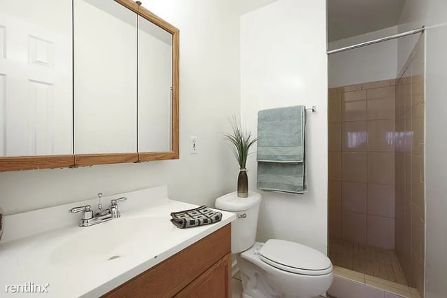 Building Photo - 400 E Live Oak St