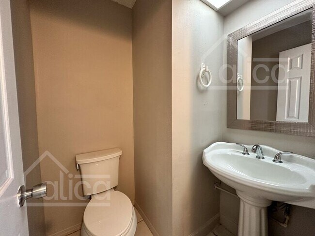 Building Photo - 3282 Oak Lake Pl
