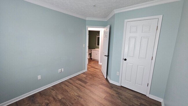 Building Photo - DON'T MISS THIS STUNNER!  3 Bedroom End Unit Townhome in Quiet Location!