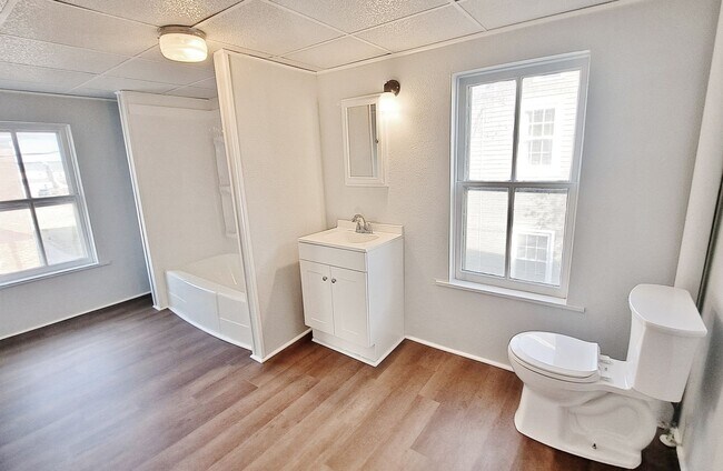 Building Photo - 516 Main St