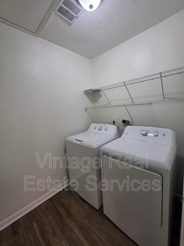 Building Photo - 851 Creekway Ct