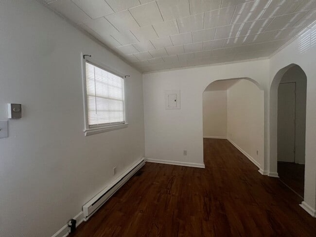 Building Photo - 5519 Higgins ~ Bonnie Doone