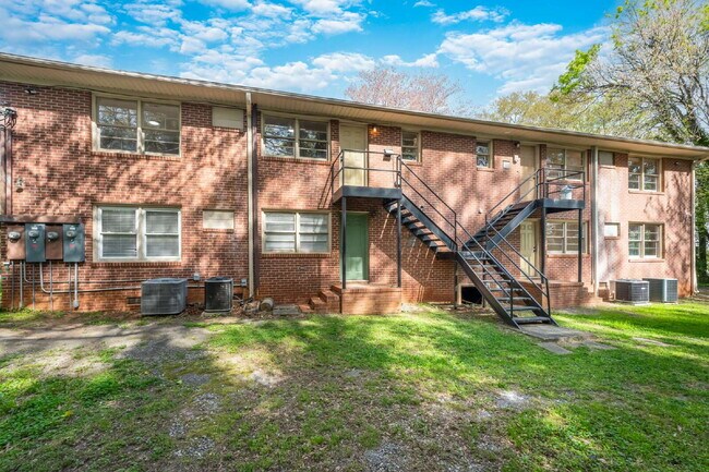 Building Photo - 2 Bed / 1 Bath Bottom Unit Duplex Convenient Spartanburg Location with Modern Features $1000/mo rent
