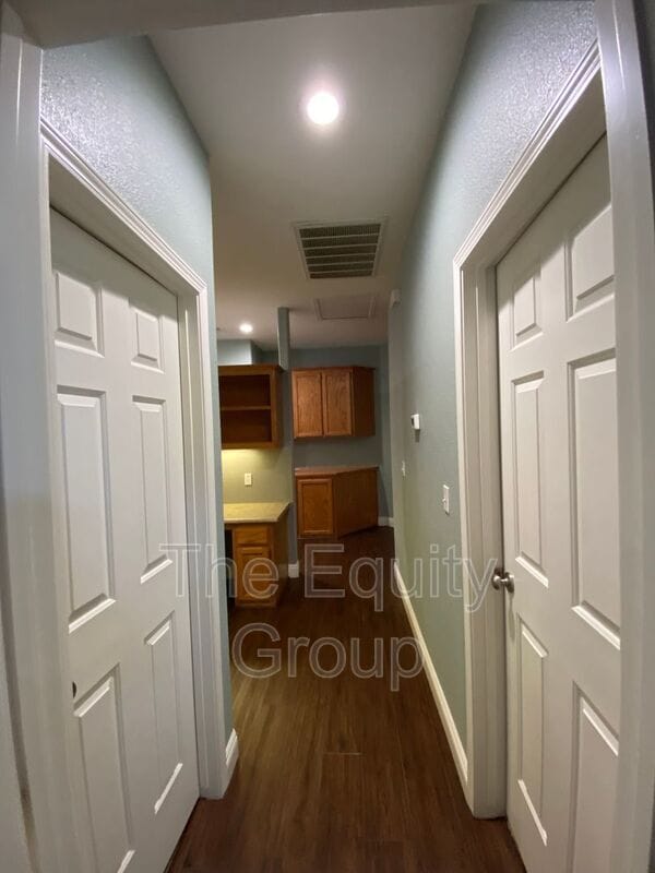 Building Photo - 2643 W Oakridge Ave