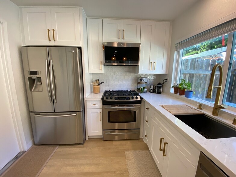 Building Photo - 970 Woodlake Dr