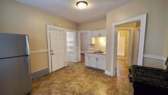 Building Photo - Recently Updated 2 Bedroom Upper Duplex wi...