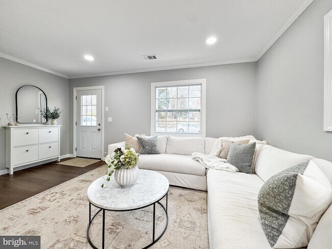 Building Photo - 6621 Hallwood Ave