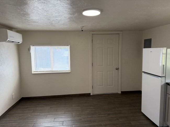 Building Photo - Updated 1 bedroom 1 bathroom ADU!