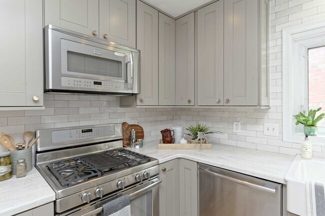 Building Photo - 3554 Jamieson Ave