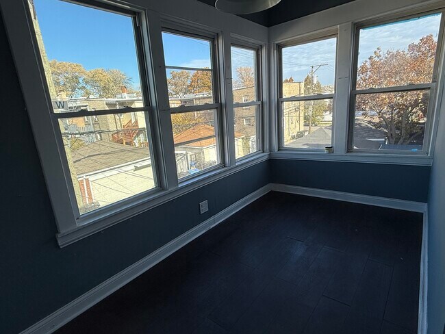 Building Photo - 4112 W Wellington Ave