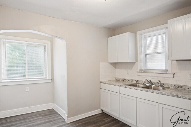 Building Photo - $1250 3 bedrooms