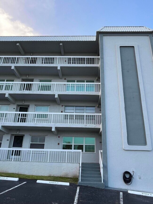 Building Photo - 155 Yacht Club Dr