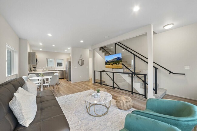 Building Photo - 910 21st St