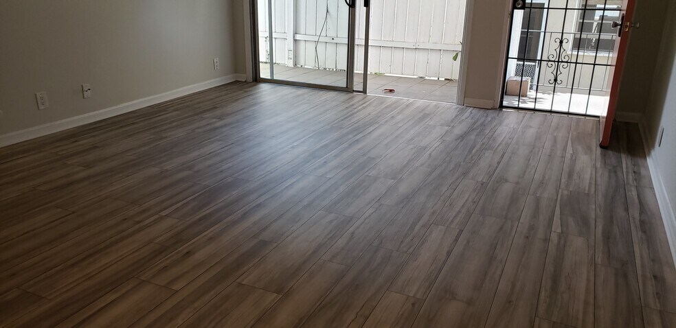 Building Photo - 2130 N Beachwood Dr
