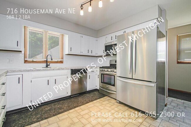 Building Photo - 716 Houseman Ave NE