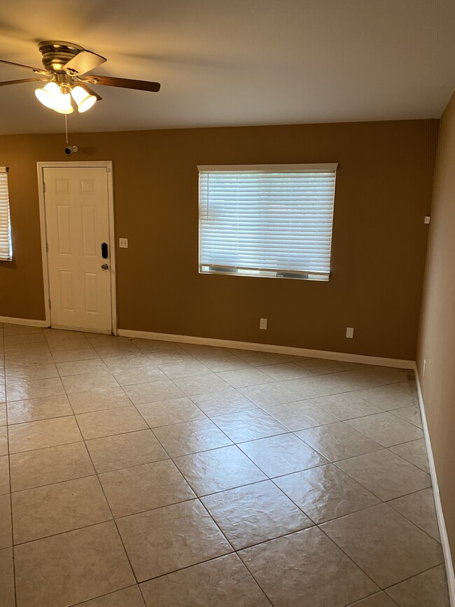 Building Photo - 16510 Lakeshore Dr