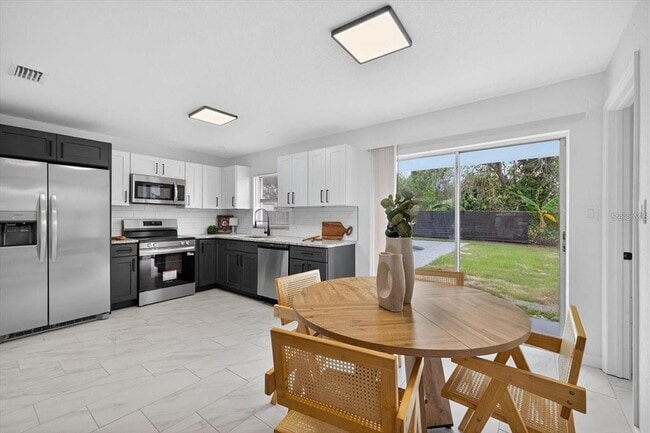 Building Photo - 8609 Fish Lake Rd