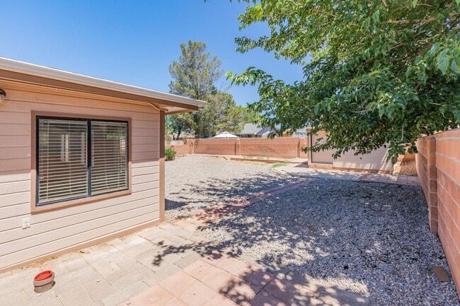 Building Photo - 3 Bedroom 2 Bath Home