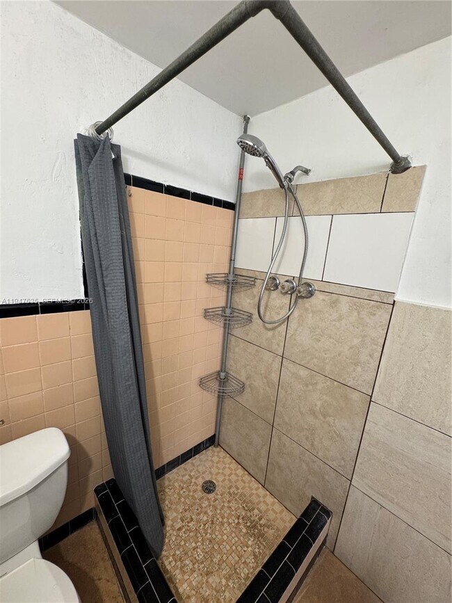 Building Photo - 921 N 17th Ct