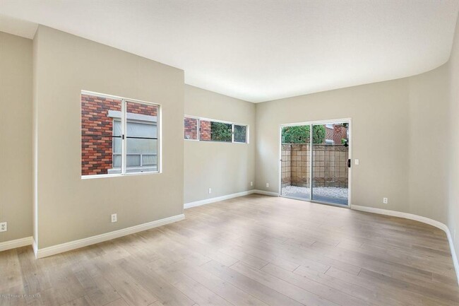 Building Photo - Spacious renovated townhouse in Arcadia fo...