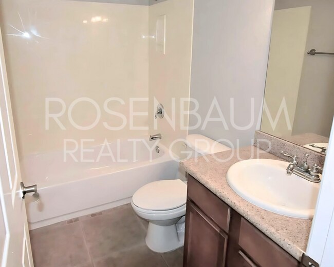 Building Photo - Beautiful 2-beds, 2-baths ground-level cor...