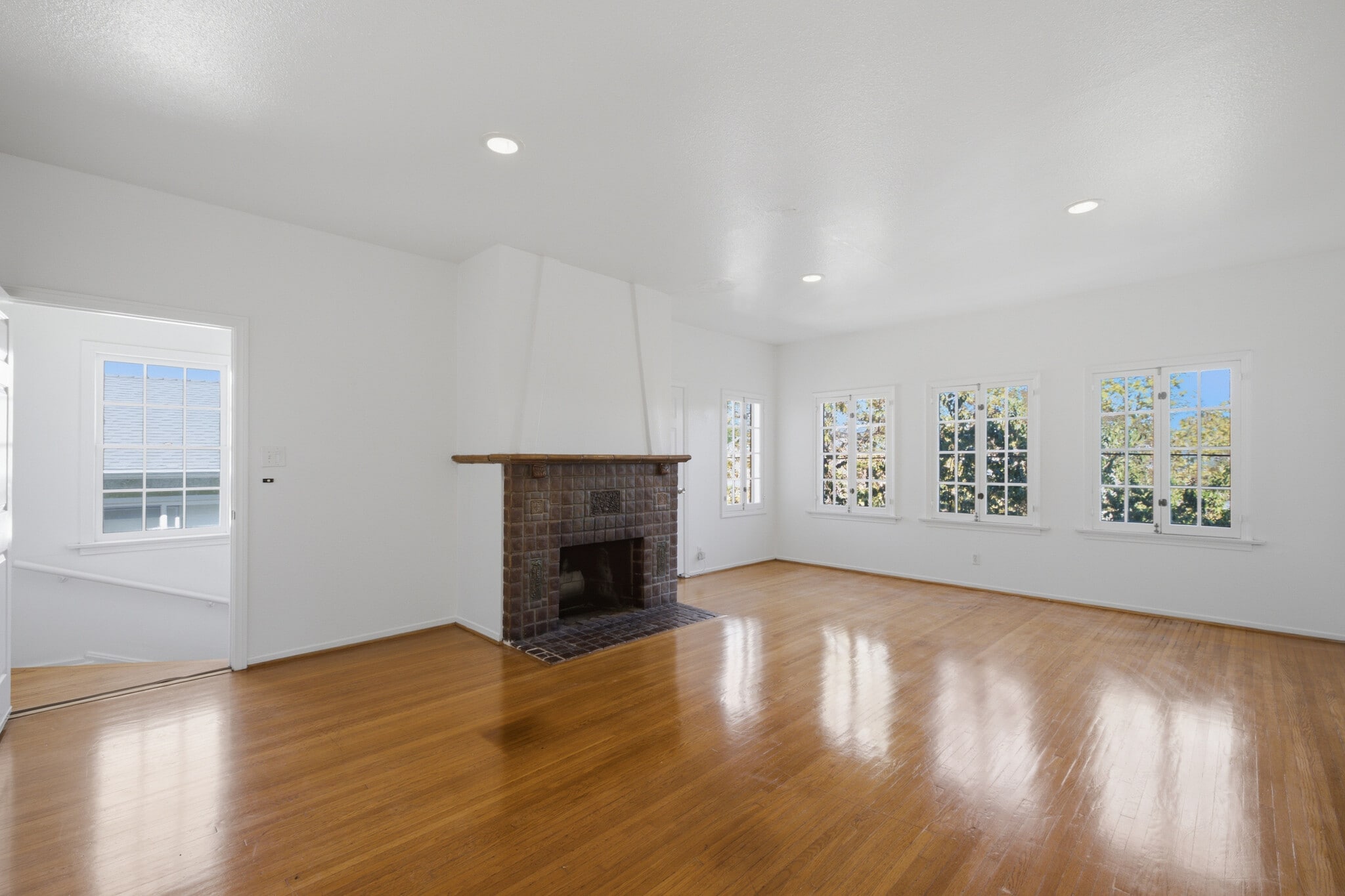 Building Photo - 1097 S Orange Dr