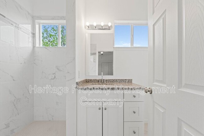 Building Photo - 323 Gabriel