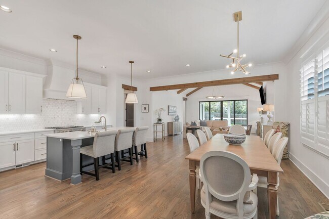 Building Photo - 5 Bedroom Home with Luxury Finishes in West End