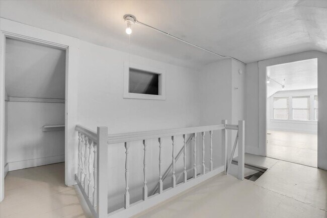 Building Photo - Charming Goose Hollow Home, Big, Spacious, and Bright!