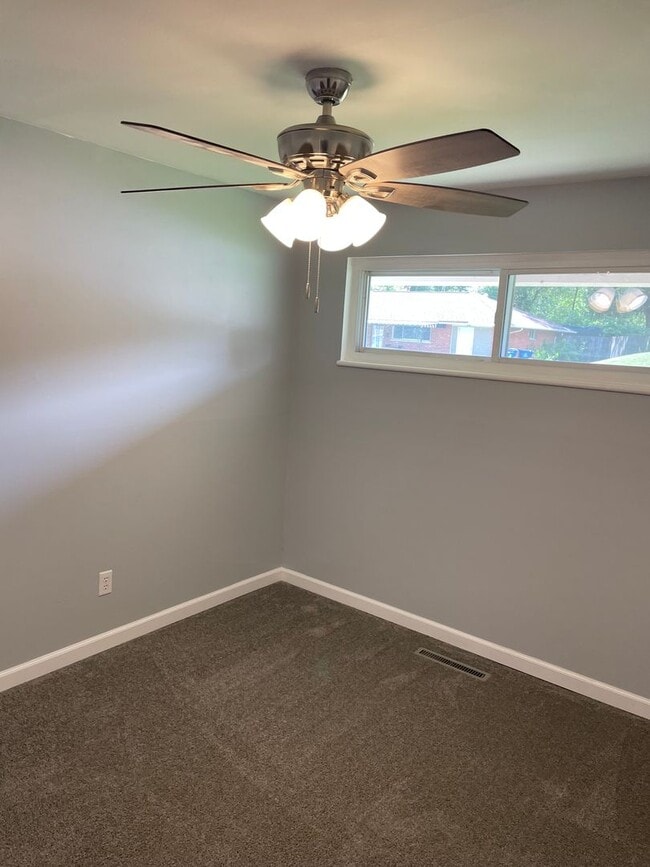 Building Photo - Beautifully renovated 3 bed/2 bath home