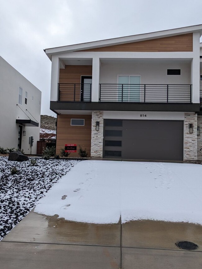 Building Photo - Bright open floor plan with a Great view. ...