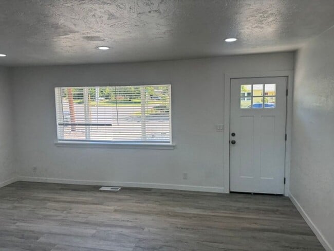 Building Photo - FULLY REMODELED 3 BEDROOM SINGLE FAMILY HOME