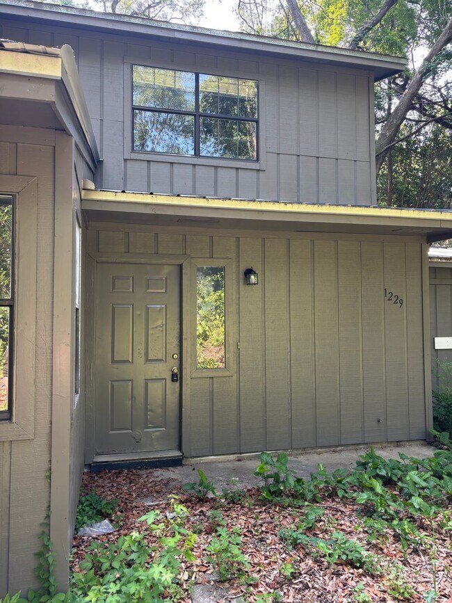 Primary Photo - 3 bed 2 bath spacious townhome in ideal area