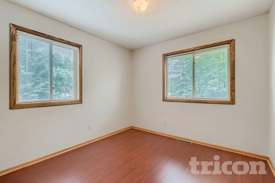 Building Photo - 11051 Quebec Ave N