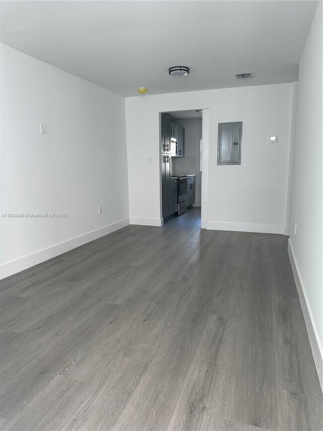 Building Photo - 638 SW 21st Ave