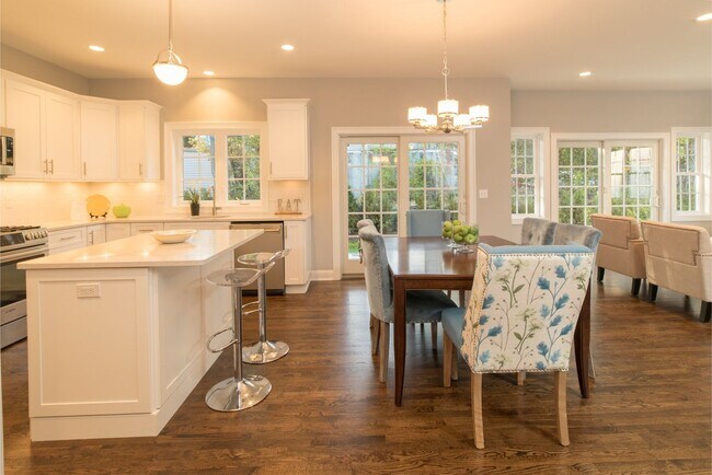 Building Photo - Luxury 3-Bed/1.5 Bath East Rock Condo Avai...