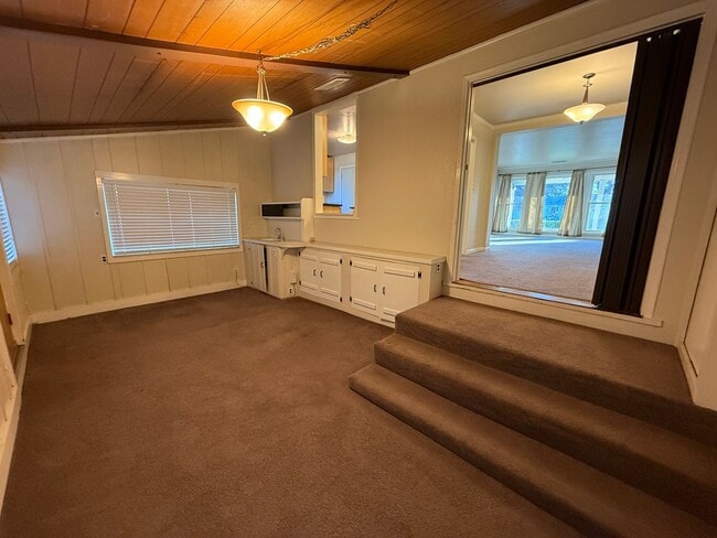 Building Photo - Spacious 2 bed 1 bath available now!