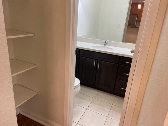 Building Photo - Townhouse Condo 2 BD / 1.5 BA