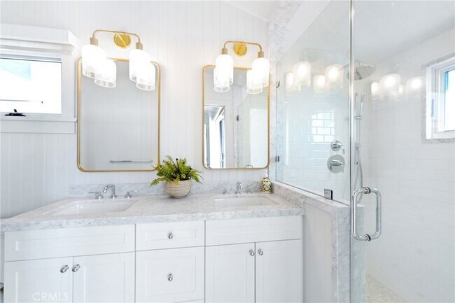 Building Photo - 360 Cliff Dr