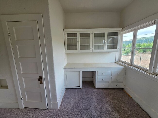 Building Photo - *** MOVE IN SPECIAL - $500.00 OFF FIRST MONTHS RENT***