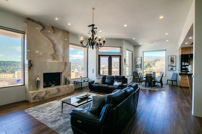 Building Photo - 3 Bedroom, 2.5 Bathroom Home in Paako Ridge Community