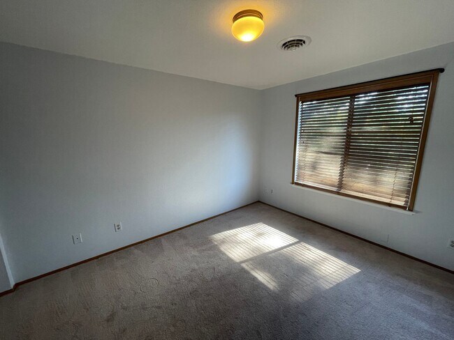 Building Photo - Lovely Pet Friendly, 3 Bedroom Home!