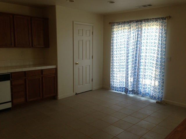 Building Photo - Los Banos, Large 2 story 5 bedroom 3 full ...