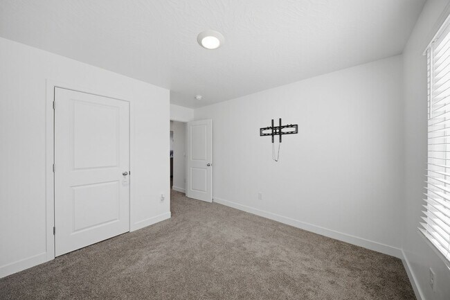 Building Photo - Extra Space, Extra Comfort! 5 Bedroom Home With Bonus Den in Long Valley!