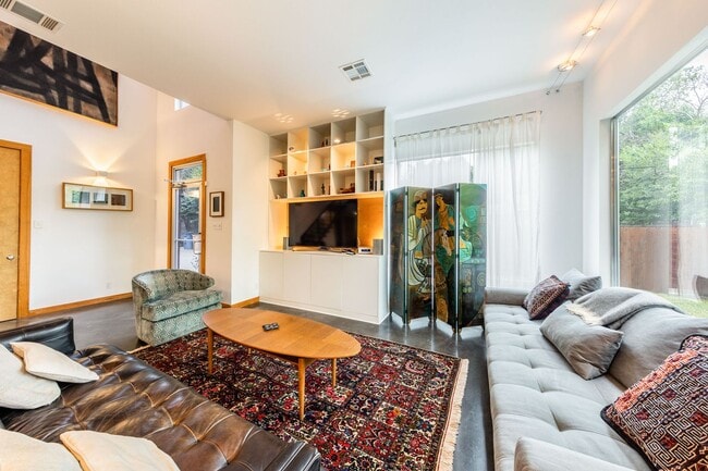 Building Photo - Gorgeous Fully Furnished Home in Brentwood...